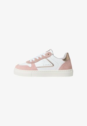 Sneaker bianca con tomaia bassa, sovrapposizioni in pelle scamosciata rosa, linguetta del tallone bronzo metallizzato, lacci bianchi e suola in gomma color crema.