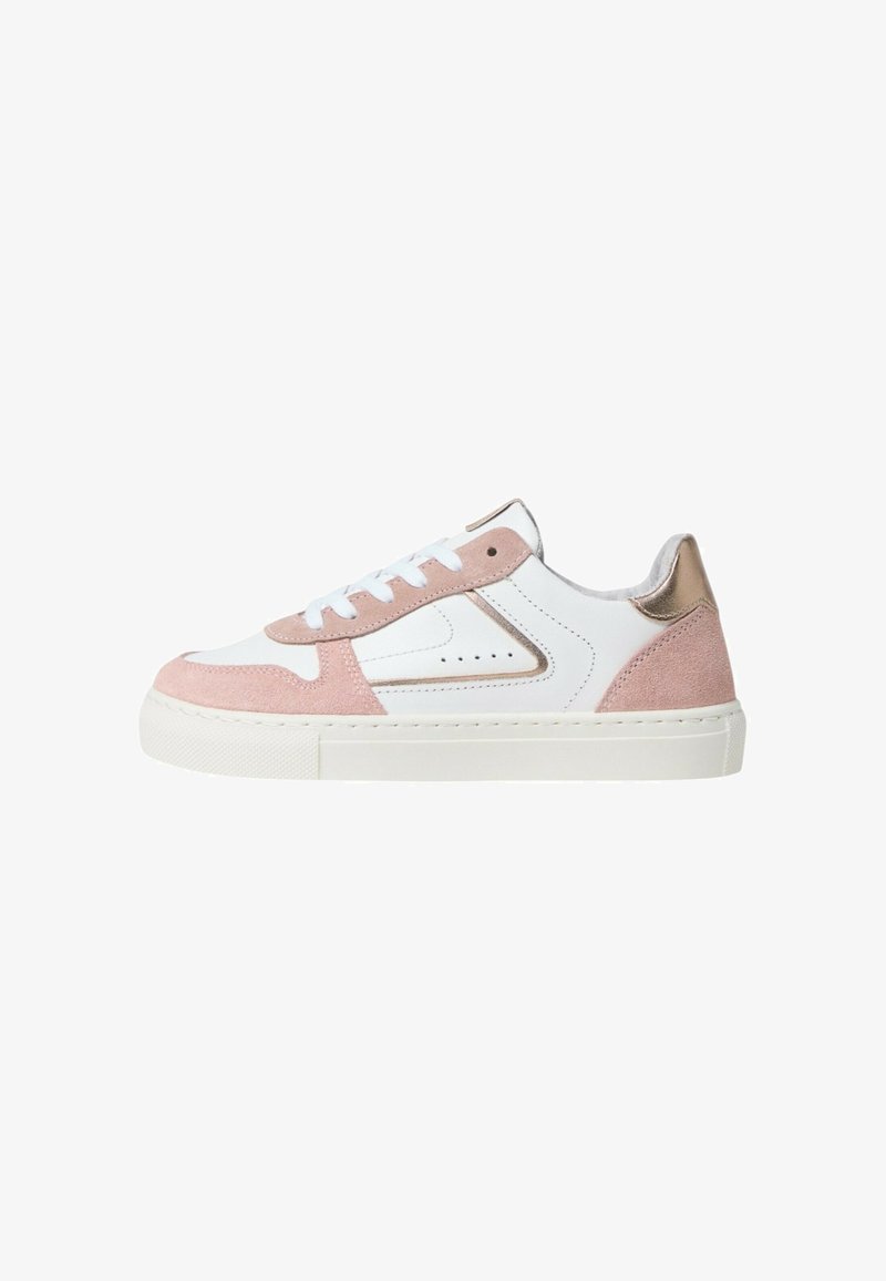 Baskets basses blanches avec dessus en suède rose, languette de talon en bronze métallique, lacets blancs et semelle en caoutchouc crème.