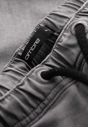 Ombre, WITH DECORATIVE STITCHING  - Shorts vaqueros - light grey