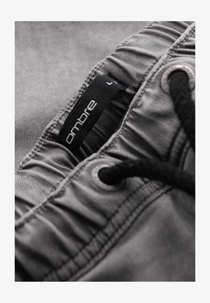Ombre, WITH DECORATIVE STITCHING - Shorts vaqueros - light grey