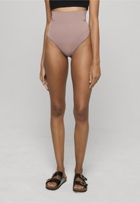 Høyt liv bikini-bunn i støvet rosa, laget av glatt stoff. Har et tettsittende design med buede benåpninger og sømløse kanter.
