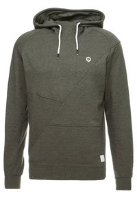 Felpa con cappuccio verde oliva, caratterizzata da un design a cucitura diagonale, cordini regolabili e una piccola etichetta con logo. Tessuto morbido e polsini a coste.