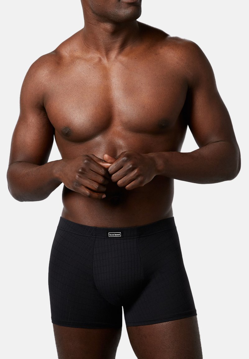 Sorte boxer briefs med et struktureret rutenetmønster, blødt stof og en elastisk talje med et logo mærke foran.