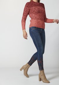 Koroshi Stickad tröja - coral