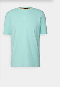 Ljus turkos kortärmad t-shirt i bomull; har en rund halsringning och ordet "BOSS" i vitt tvärs över bröstet.