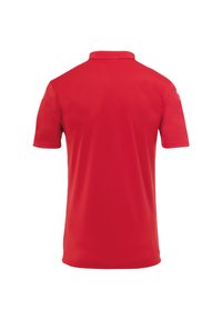 Rød kortærmet polo-shirt med klassisk krave, glat tekstur og ingen synlige mønstre eller designs. Har forstærkede skuldre.