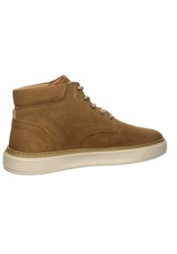 Braune Wildleder-Hochschnitt-Sneaker mit abgerundeter Zehe, beigefarbenem Gummisohle und beigen Schnürsenkeln, die mit Nähtelementen an der Ferse und an den Seiten verziert sind.