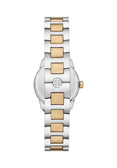Bracelet de montre en métal bicolore argent et or avec des pièces centrales carrées reliées, fermoir affichant un logo circulaire gravé.