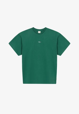 Camiseta de algodón verde de manga corta con cuello redondo, con un pequeño logo blanco centrado en el pecho y etiqueta beige en el interior del cuello.