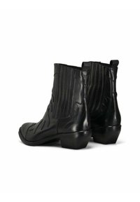 Stivali da cowboy in pelle nera con tacco basso, caratterizzati da costine verticali e motivi di cucitura decorativa sui lati esterni.