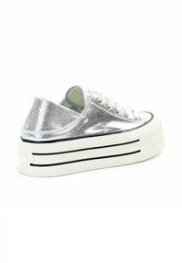 Srebrne metaliczne trampki platformowe z białą gumową podeszwą, czarnymi akcentami w paski i tradycyjnym sznurowanym zapięciem. Gładka tekstura na całej powierzchni.