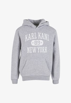 Sivá mikina s kapucňou, ktorá má predné vrecko a rebrované manžety, s bielym textom "KARL KANI" a "NEW YORK" spolu s číslom "89".