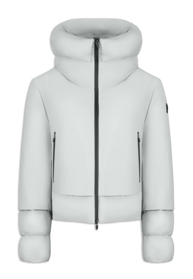 Giacca puffer grigio chiaro con colletto alto, zip frontale e due tasche con zip. Maniche rotonde e in peluche con design cropped. Texture liscia.