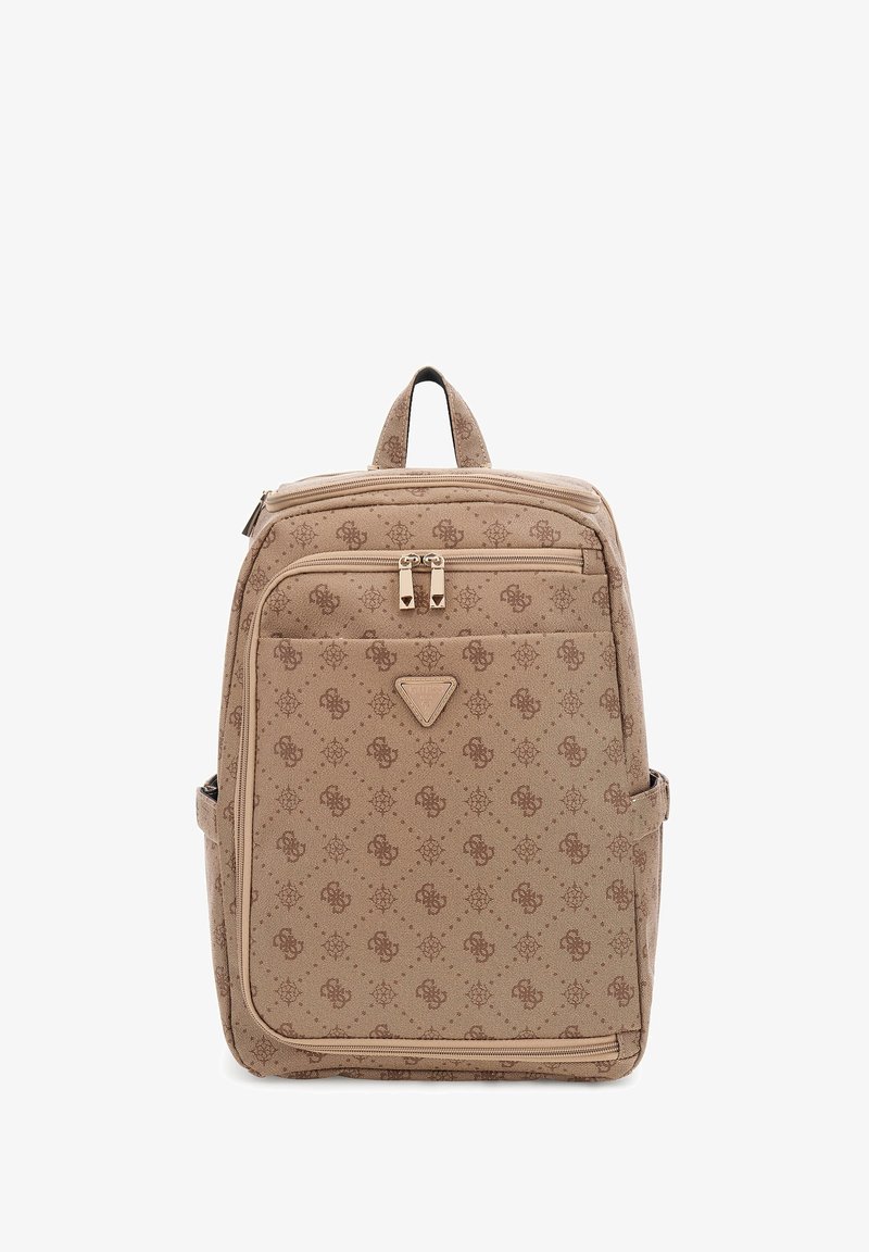 Mochila de color marrón con un estampado, doble cremallera, asa en la parte superior y bolsillos laterales. Presenta una etiqueta de logo en la parte frontal central y tejido texturizado.