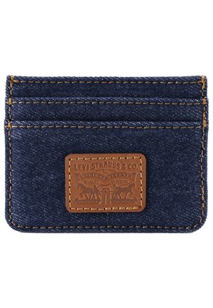 Donkerblauwe denim kaarthouder met drie vakken en een bruine Levi Strauss & Co. leren patch genaaid aan de voorkant.
