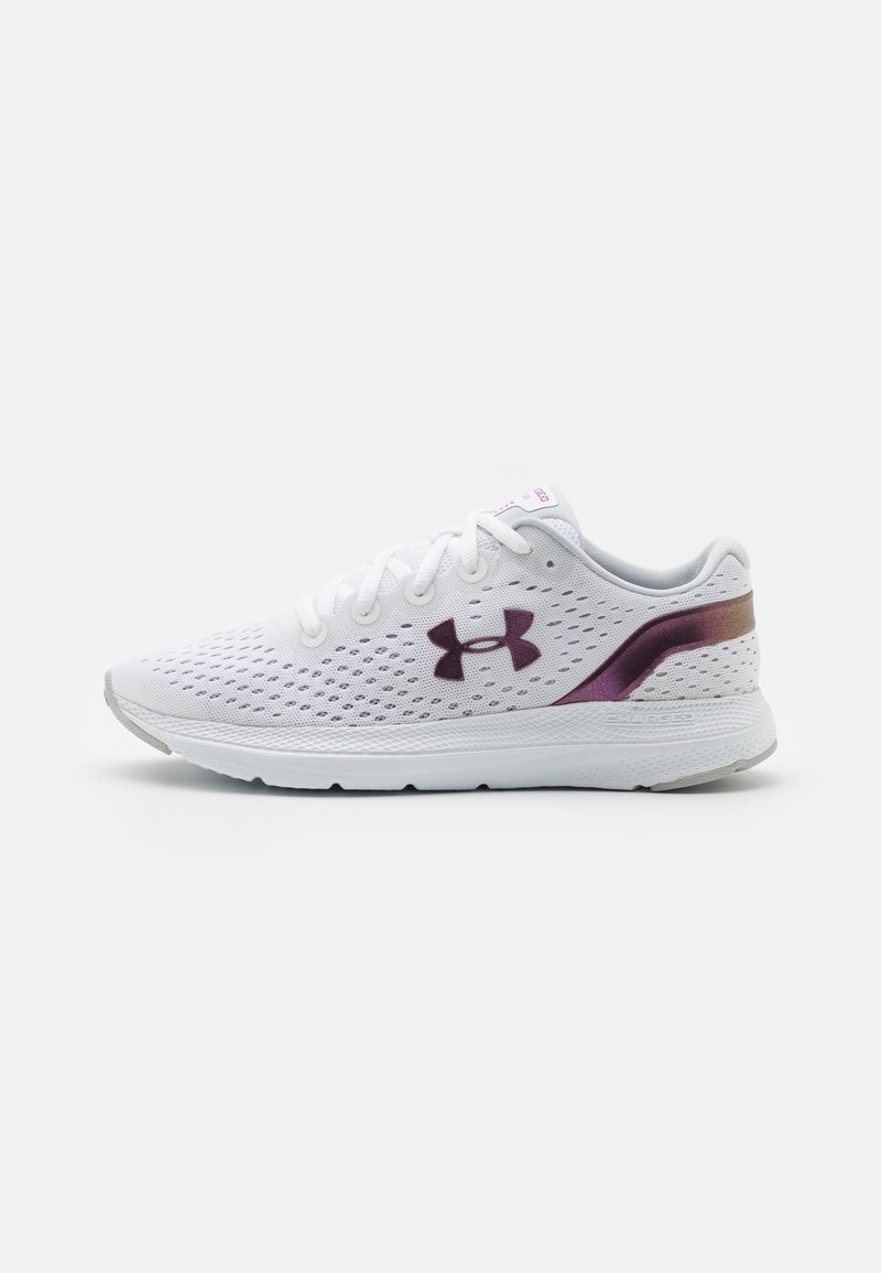 Chaussure de sport blanche avec une tige perforée, logo Under Armour foncé et détail violet au talon, vue de profil sur un fond uni.
