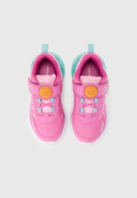 Zapatillas infantiles rosa con la marca Looney Tunes, detalles en verde azulado, correas de velcro y suelas acolchadas turquesas, vistas desde arriba sobre un fondo blanco.