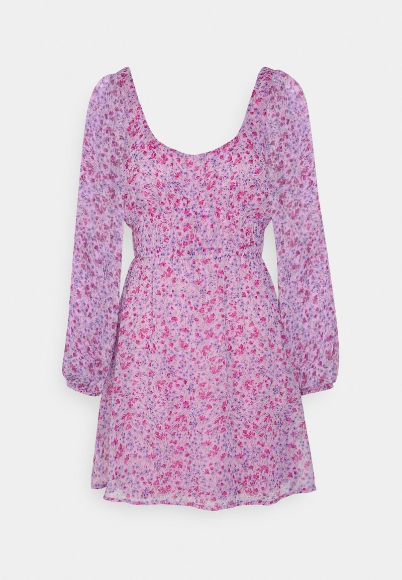 Kort klänning med puffärmar i blommig print med nyanser av rosa och lila. Har en fyrkantig halsringning och ett smockat midjedetalj.