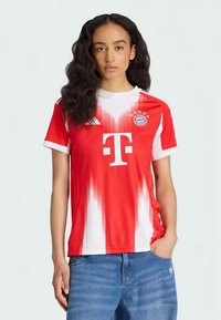 Punane ja valge ombre jalgpallijersey lühikeste varrukatega, millel on logo ja sponsori tekst, valmistatud kergest ja hingavast materjalist.