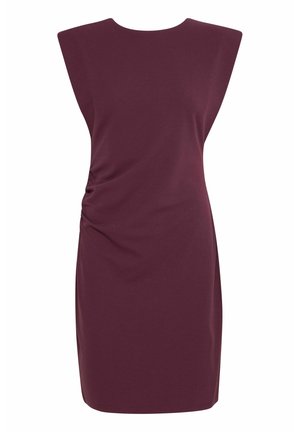 Abito bordeaux con design strutturato sulle spalle, dettagli arricciati sui lati e taglio dritto. Il tessuto appare liscio con una leggera lucentezza.