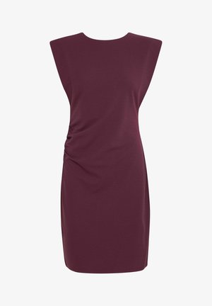 Bordo suknelė su struktūrine pečių konstrukcija, raukšlėtu šoniniu akcentu ir tiesiu kirpimu. Audinys atrodo lygus su subtiliu blizgesiu.