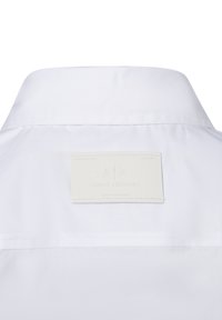 Weißes kurzärmliges Hemd mit spitzem Kragen und einem Lederetikett mit geprägtem Logo auf der Rückseite. Glattes, leichtes Material.