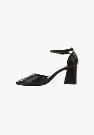 Scarpa nera in pelle con tacco alto, punta affilata, cinturino alla caviglia e tacco a blocco. Texture liscia e design minimalista.