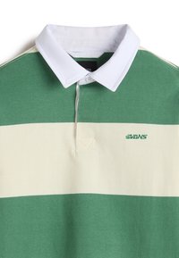 Groen en crèmekleurig gestreepte polo-shirt met een witte kraag, voorzien van een klein groen logo op de linkerborst en een knoopsluiting.