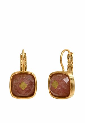 Boucles d'oreilles en plaqué or avec une pierre carrée de couleur rose, ornées d'un petit accent de diamant en or, texture lisse et fermeture à levier.