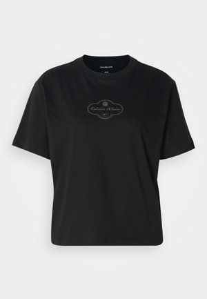 Juodas trumpas rankovės marškinėlis, pagamintas iš medvilnės, su apvaliu kaklu ir centrinėmis Calvins Klein NY logotipu tekstūrinio grafikos dizaino.