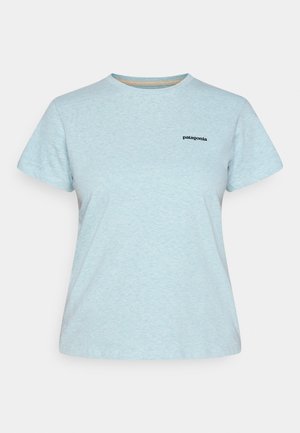 Šviesiai mėlynas trumpomis rankovėmis Patagonia marškinėliai su apvaliu iškirpimu ir mažu juodu Patagonia logotipu kairėje krūtinės pusėje.