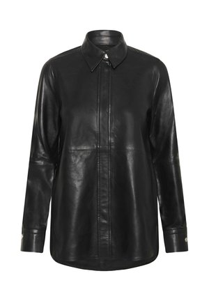 Chaqueta de camisa de cuero negro con cuello puntiagudo, cierre frontal de botones, mangas largas y acentos de botones plateados. Textura suave y ajuste entallado.