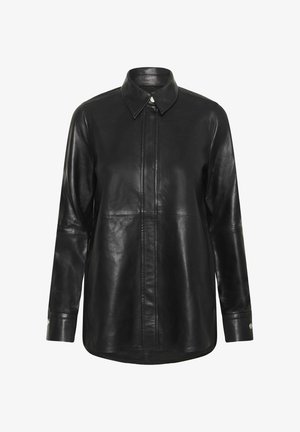 Chaqueta de camisa de cuero negro con cuello puntiagudo, cierre frontal de botones, mangas largas y acentos de botones plateados. Textura suave y ajuste entallado.