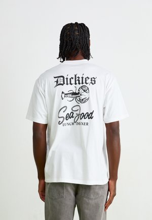 Weißes Baumwoll-T-Shirt mit einem schwarzen Grafikdruck auf der Rückseite, der den Text "Dickies" und "Sea Food Lunch/Dinner" sowie eine Hummer-Illustration zeigt.