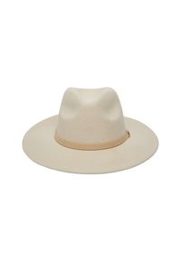 Cappello a tesa larga realizzato in feltro color crema, con una fascia in pelle liscia attorno alla base. Presenta una corona strutturata con punte morbide.