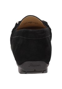Schwarze Wildlederschuhe mit niedriger Absätzen, abgerundeter Spitze und dezenten Stichdetails. Verfügt über ein glattes Innenfutter und eine strukturierte Gummisohle.