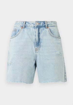 Short en denim bleu clair avec ourlets effilochés, poches avant, fermeture par bouton et détails subtilement usés à l'avant.