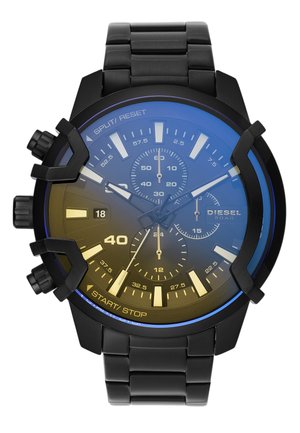Reloj cronógrafo Diesel de metal negro con tres subesferas, marcadores de hora luminosos, ventana de fecha y botones en el lado izquierdo.