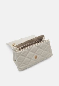 Borsa a tracolla beige trapuntata realizzata in materiale sintetico, dotata di chiusura a pulsante magnetico e interno foderato con una tasca con zip.