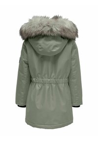 Zelená parka se stahovaným pasem, velkou umělou kožešinovou kapucí a dlouhými rukávy. Hladká textura s minimalistickým designem.