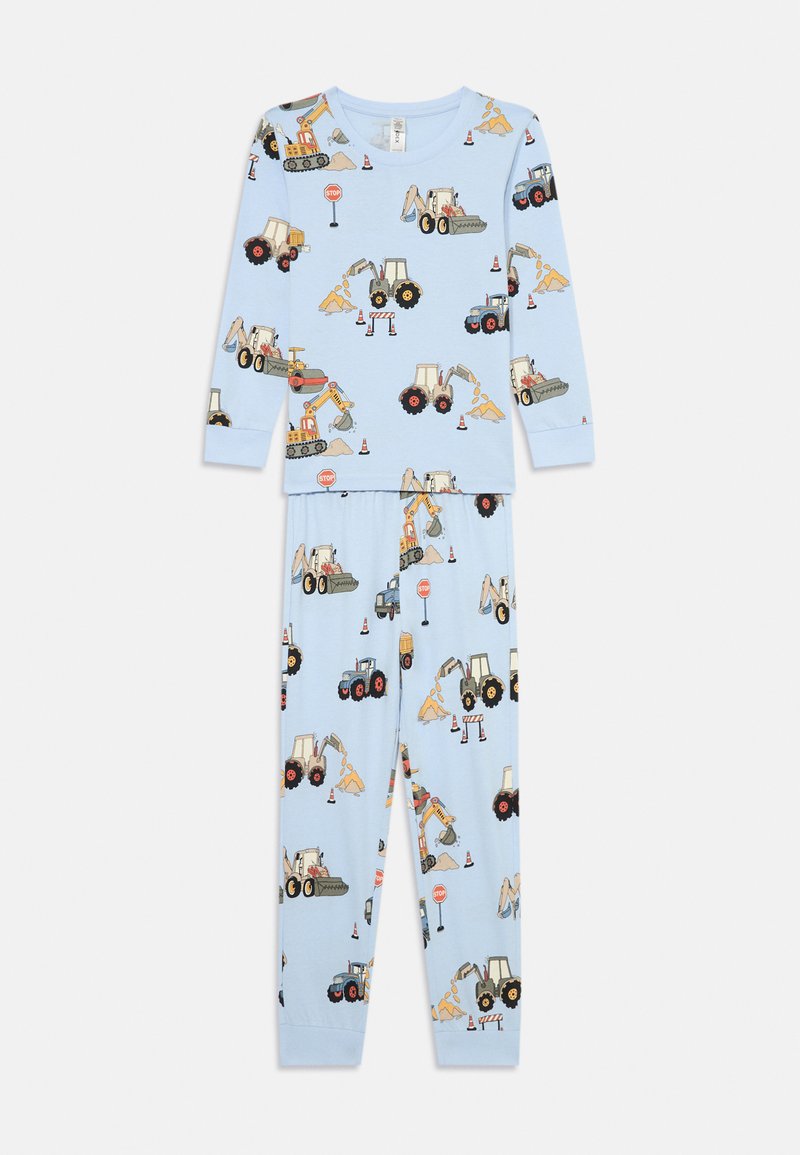 Blaues Baumwoll-Pyjama-Set mit einem wiederholten Muster von Baufahrzeugen, einschließlich Traktoren und Baustellenschildern. Langärmeliges Oberteil und Hose.