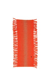 Tapis tissé orange avec des bords à franges. Présente des rayures alternées dans une teinte plus claire. Fabriqué en tissu texturé pour plus de durabilité.