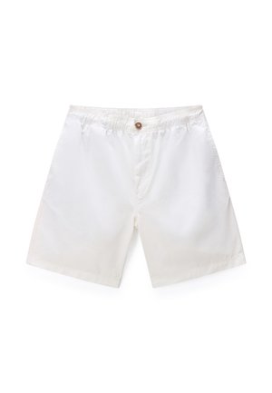 Białe szorty o średniej długości z elastycznym pasem i zapięciem na guzik, wykonane z lekkiego materiału, przedstawione na płasko na białym tle.