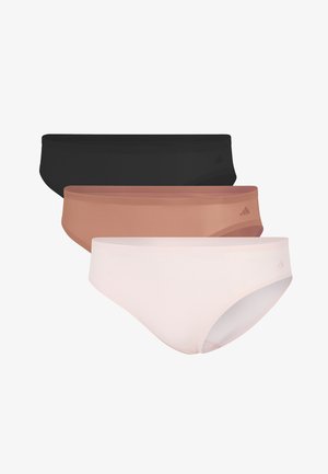 Hvid ribbet tanktop med rund halsudskæring og et lille logo ved sømmen, parret med lyserøde gennemsigtige trusser.
