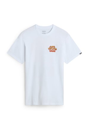 Weißes Vans T-Shirt mit kurzen Ärmeln und orangefarbenem "Off The Wall Vans" Textlogo auf der linken Brust sowie einem kleinen schwarzen Vans-Etikett am Ärmel.