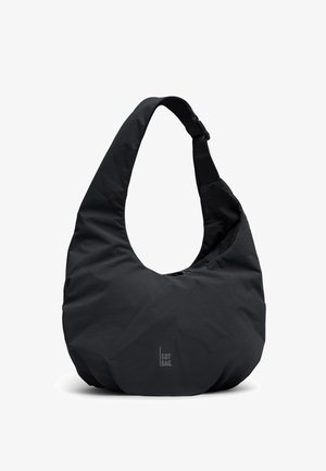 Czarna, półksiężycowata torba na ramię z regulowanym paskiem i logo "GOT BAG." z przodu, zaprojektowana do codziennego użytku.