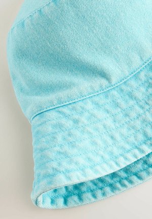 Turquoise emmerhoed gemaakt van denimstof. Heeft een zachte textuur, een ronde kroon en een brede, flexibele rand met gestikte accenten.