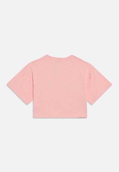Ροζ κοντομάνικη φανέλα cropped με στρογγυλή λαιμόκοψη, εμφανιζόμενη από πίσω σε λευκό φόντο.