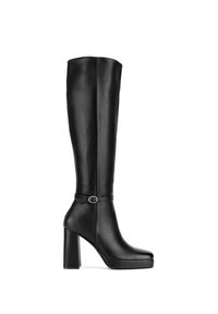 Stivale nero in pelle alto fino al ginocchio con tacco a blocco, suola con plateau e sottile cinturino alla caviglia con piccolo dettaglio di fibbia, vista laterale.