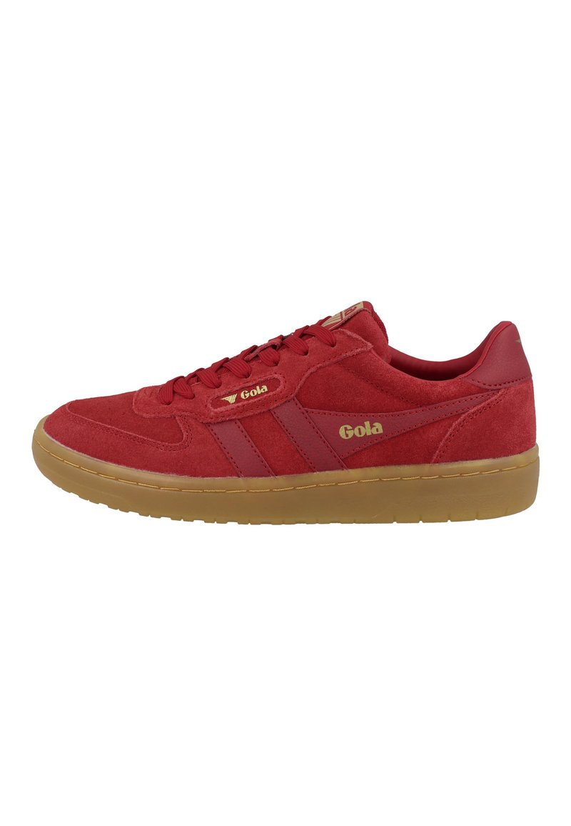 Baskets en daim rouge avec une semelle en caoutchouc gum, présentant des rayures tonales et un logo doré sur le côté. Design à tige basse avec des lacets solides.
